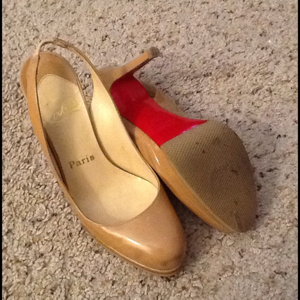 CHRISTIAN LOUBOUTIN TAN NUDE PATENT LEATHER PUMPS